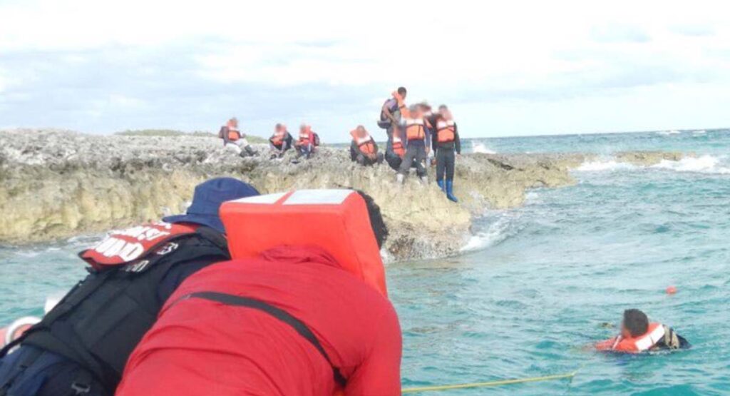 Balseros cubanos rescatados por la Guardia Costera son entregados a Bahamas