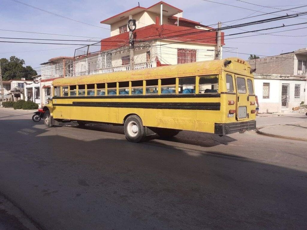 Pareja es arrollada por una guagua en Holguín