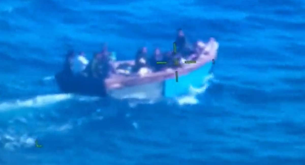 Guardia Costera rescata a presuntos balseros cubanos cuando bote en que viajaban comenzó a hacer agua