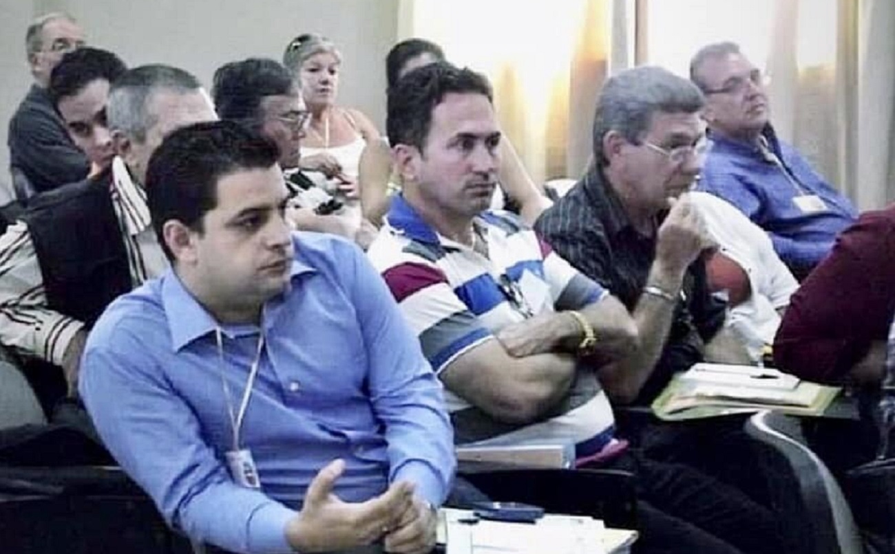 El locutor cubano Yunior Morales desempolvó una fotografía en la que aparece junto al vocero de la dictadura castrista Humberto López, mejor conocido como “Humbrete López”, ya que lo único que sabe es mentir y difamar a opositores frente a las cámaras del “menticiero” de la televisión cubana.