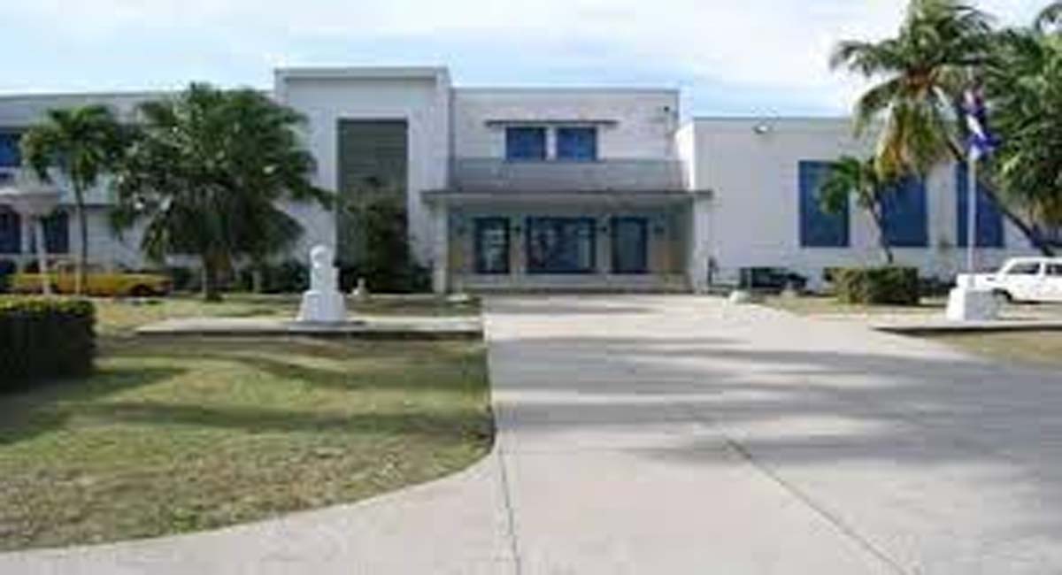 Exdecano de Facultad de Periodismo en Cuba respalda pedido de colega: no hay hilo quirúrgico en maternos de La Habana