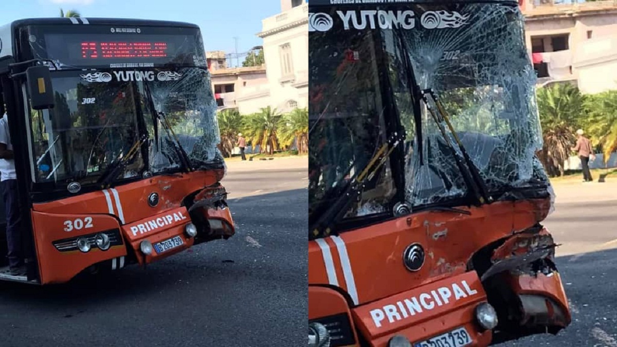 Ómnibus choca contra un camión de aguas negras en La Habana (+VIDEO)