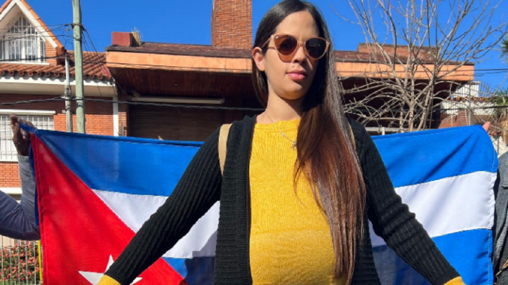 Cubana embarazada en Uruguay agradece que su hija nacerá libre