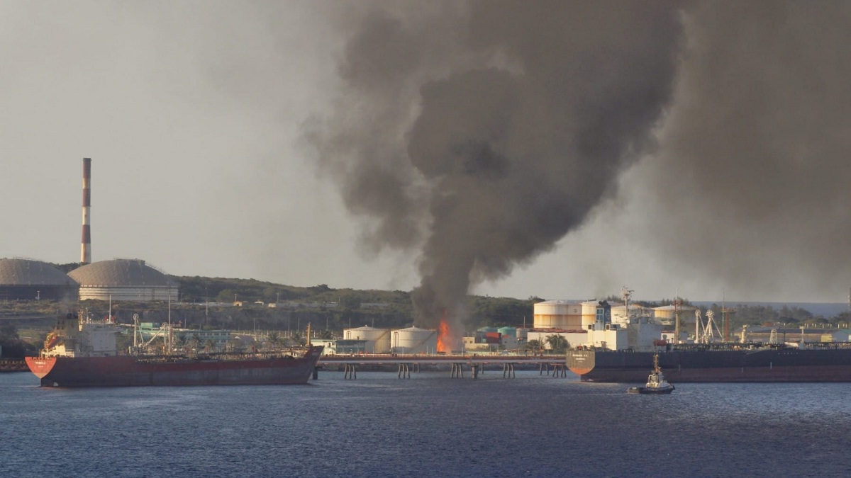 Sofocan incendio en una de las bombas de petróleo en el puerto de Matanzas