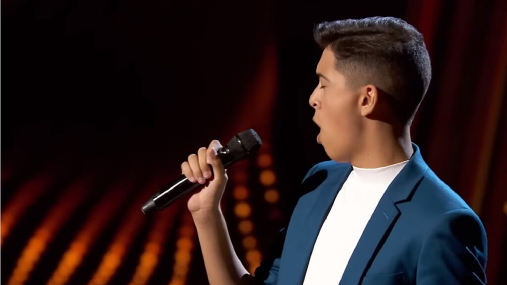 En la fase de asaltos de La Voz Kids España 2023, el niño de origen cubano Álvaro Tadeo, se ganó el voto de la audiencia y pudo avanzar hacia la semifinal del concurso de canto.