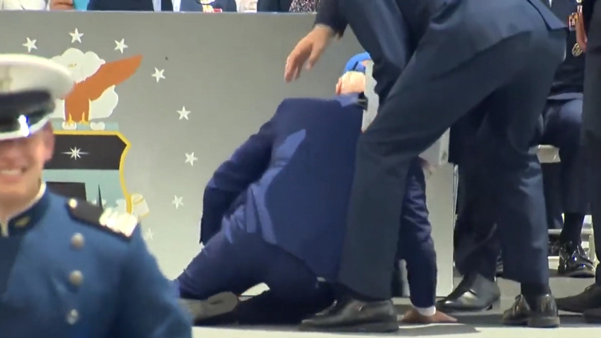 Biden sufre estrepitosa caída durante evento militar en EEUU
