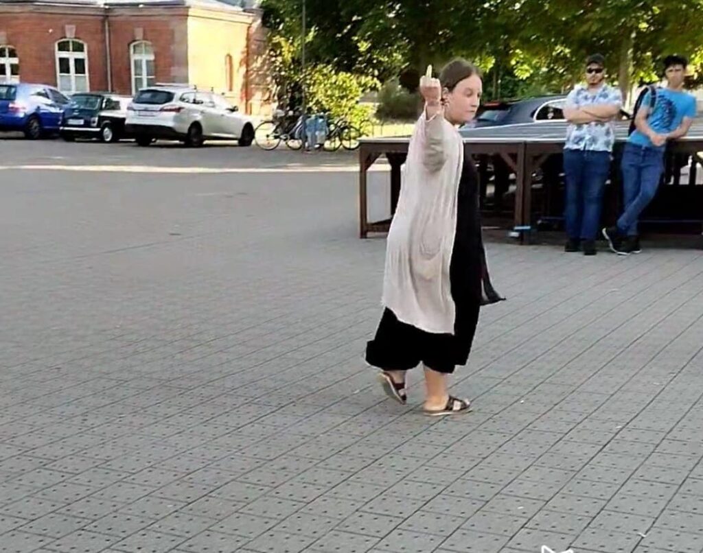 Cubanos exiliados en la ciudad de Nuremberg, Alemania, protestaron en contra del vocero de la dictadura castrista Michel Torres Corona, conocido por ser el nefasto conductor del programa oficialista Con Filo.