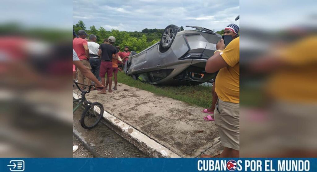 Granma: Vehículo se volcó tras la explosión de un neumático