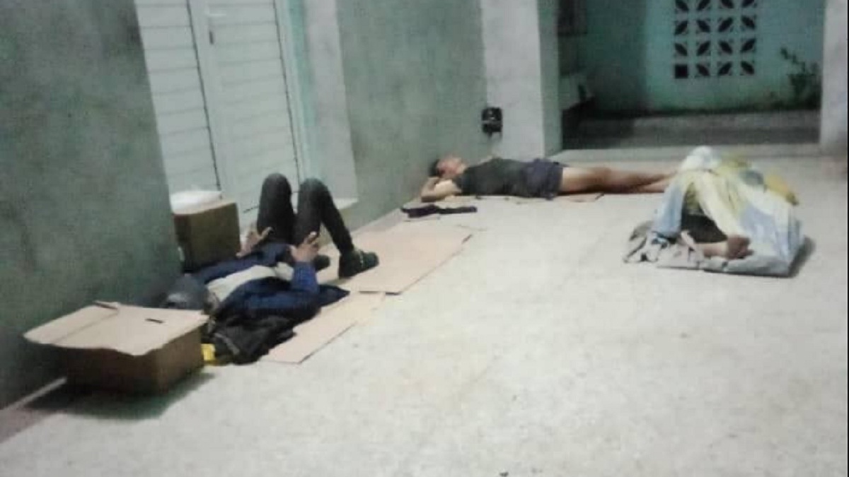 Miseria en Cuba: Jóvenes duermen en la calle en Marianao