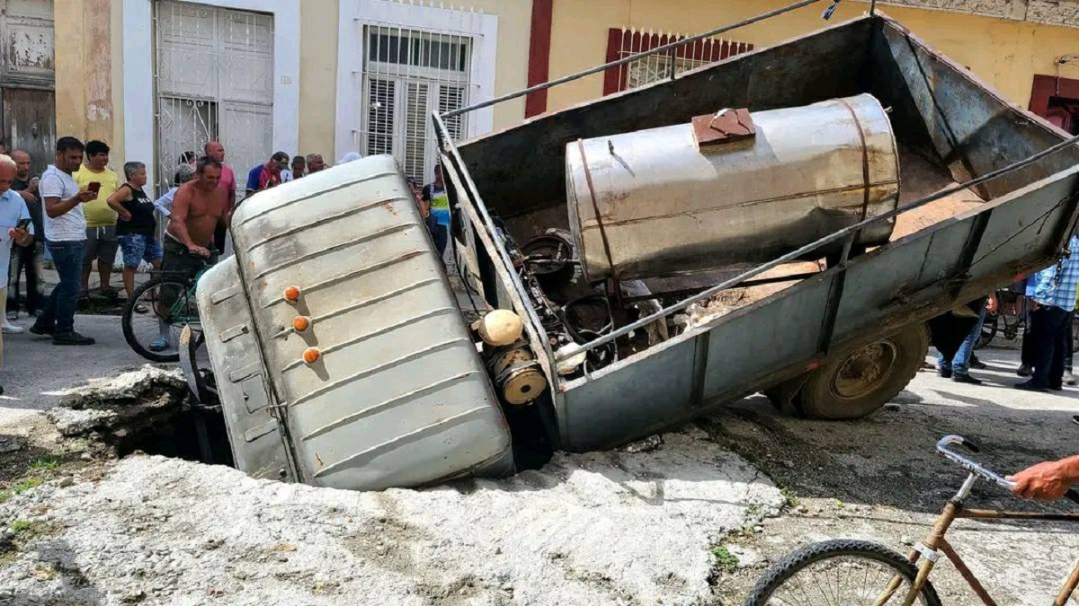 Camión queda enterrado en Sagua la Grande por enorme bache en la carretera