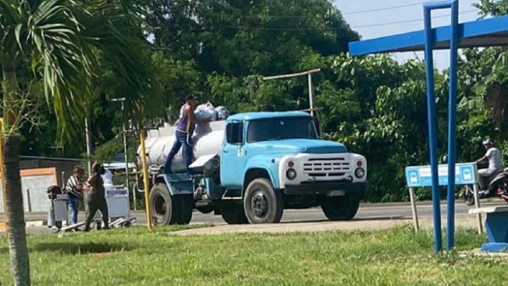 Crisis de transporte en Cuba: Trasladan equipaje desde un aeropuerto en una pipa de agua