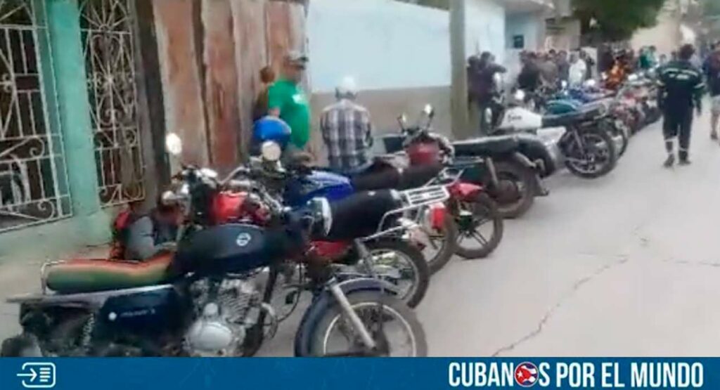 La escasez de gasolina en la Cuba comunista continúa profundizándose sin que se avizore una solución en el corto o mediano plazo, lo que hace que los cubanos tengan que padecer a diario para poder surtir sus vehículos o motos para poder movilizarse en la isla.