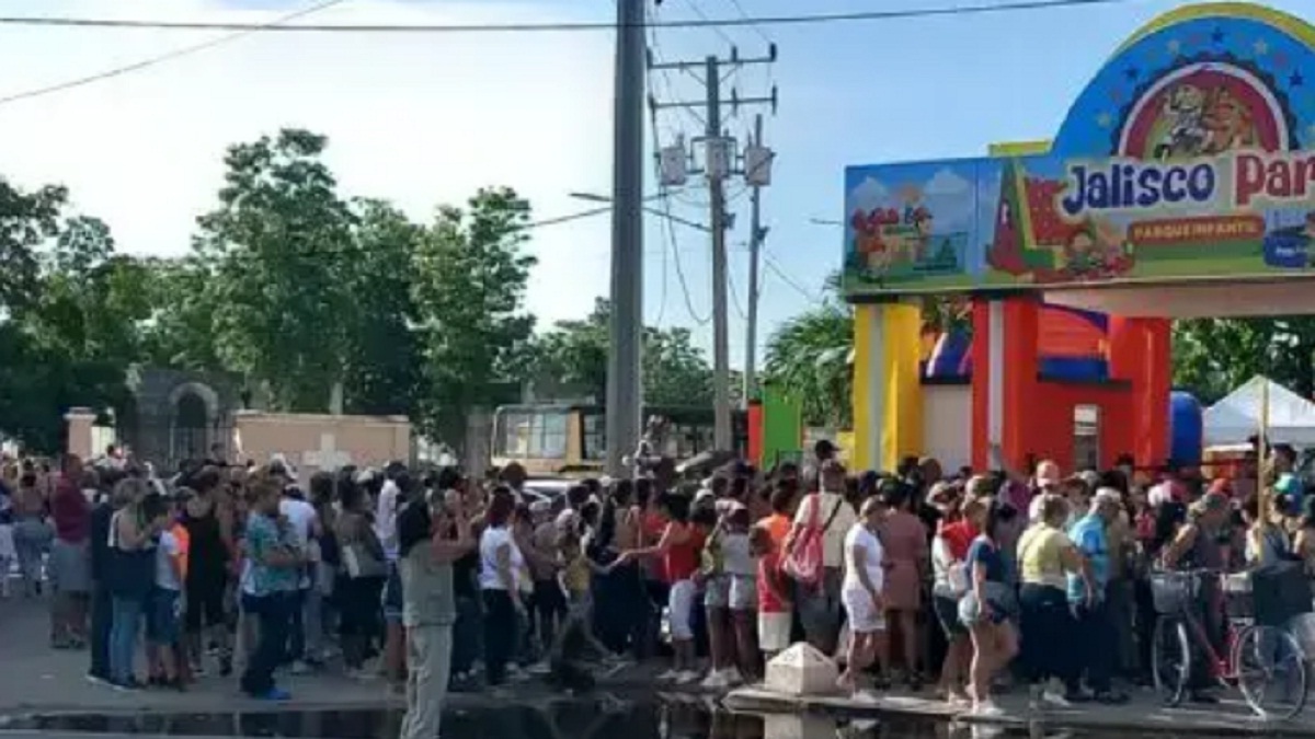 Cubanos hacen largas colas bajo el sol para entrar a Jalisco Park