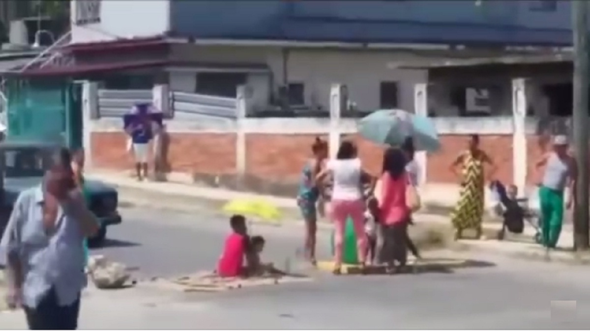 Madre cubana se planta en medio de la calle con sus hijos en Arroyo Naranjo (+VIDEO)