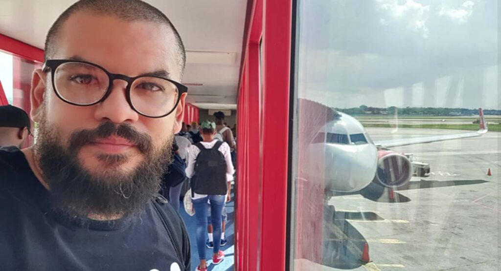 Poeta cubano Ariel Maceo Tellez sale de la isla, debido al acoso político sufrido durante varios años