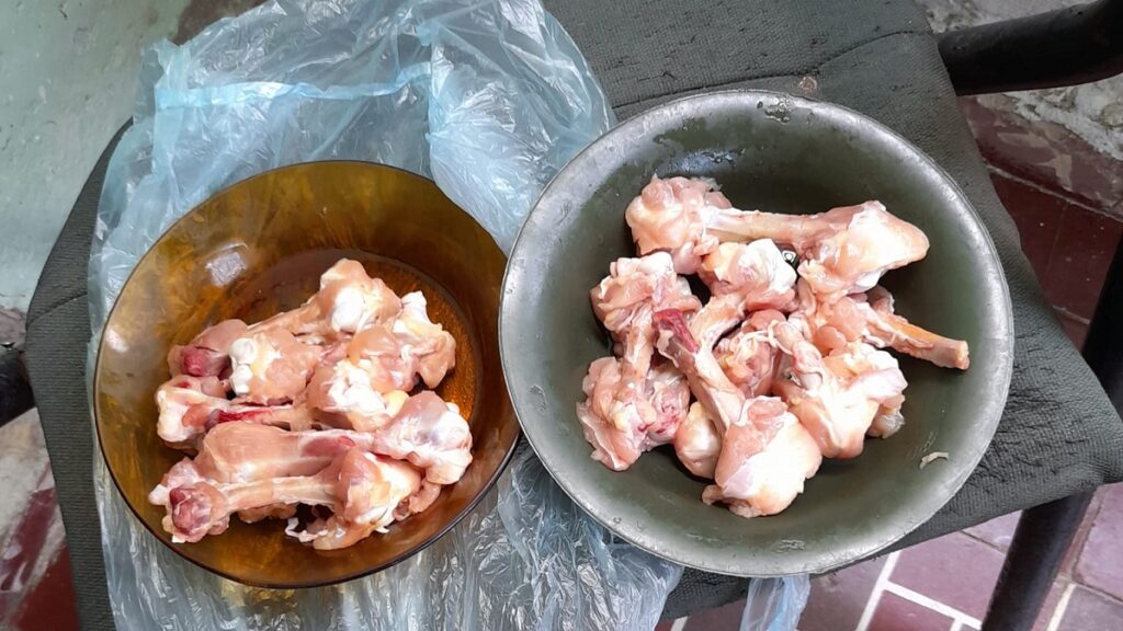 Venden paquetes de muslos de pollo con más hueso que carne