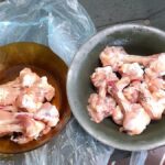 Venden paquetes de muslos de pollo con más hueso que carne