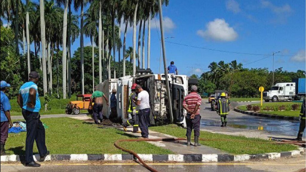 Reportan vuelco de un camión en Cuba VÍDEO