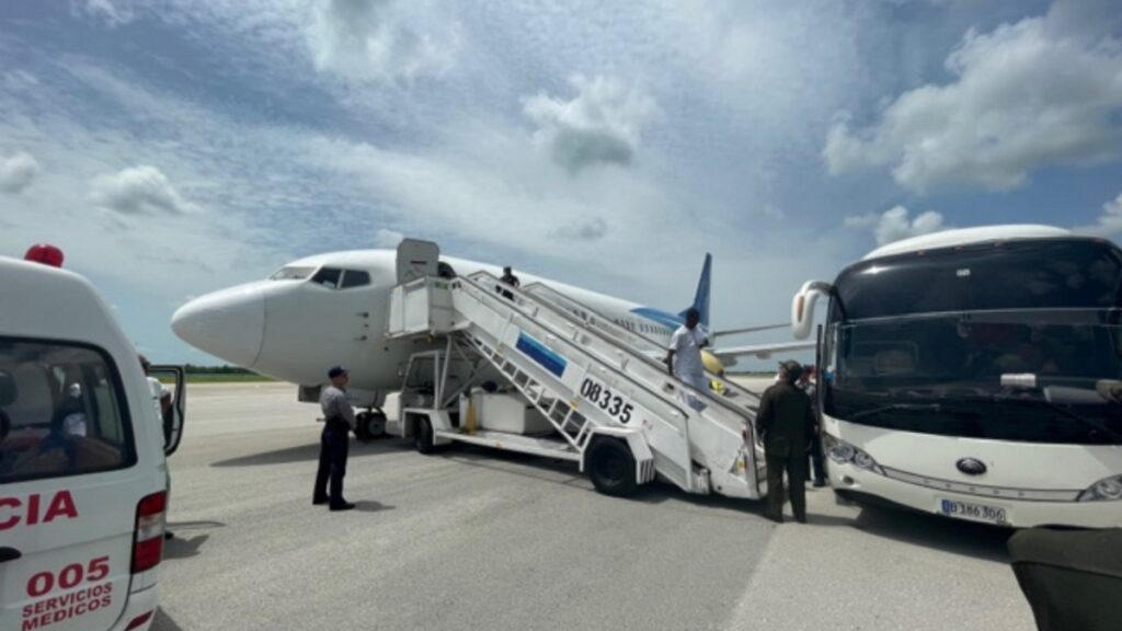 29 cubanos devueltos a La Habana en quinto vuelo de deportación