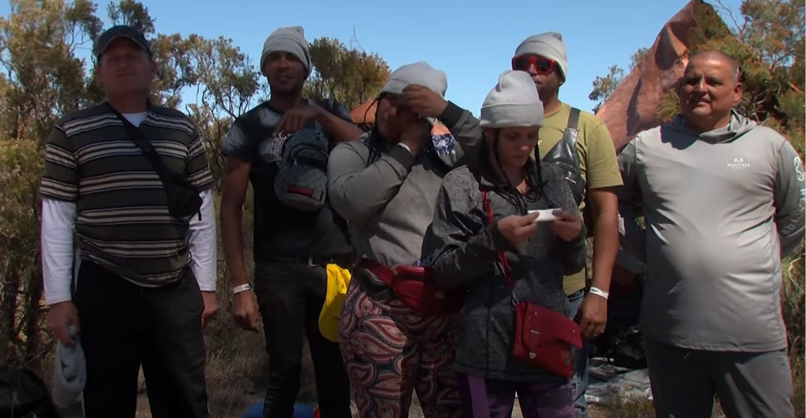 Inmigrantes cubanos en el desierto de EE.UU. esperando por CBP