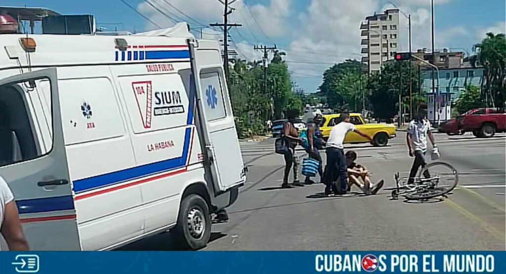 Una ambulancia impactó contra un ciclista en La Habana, según se reportó la tarde de este martes en las redes sociales.