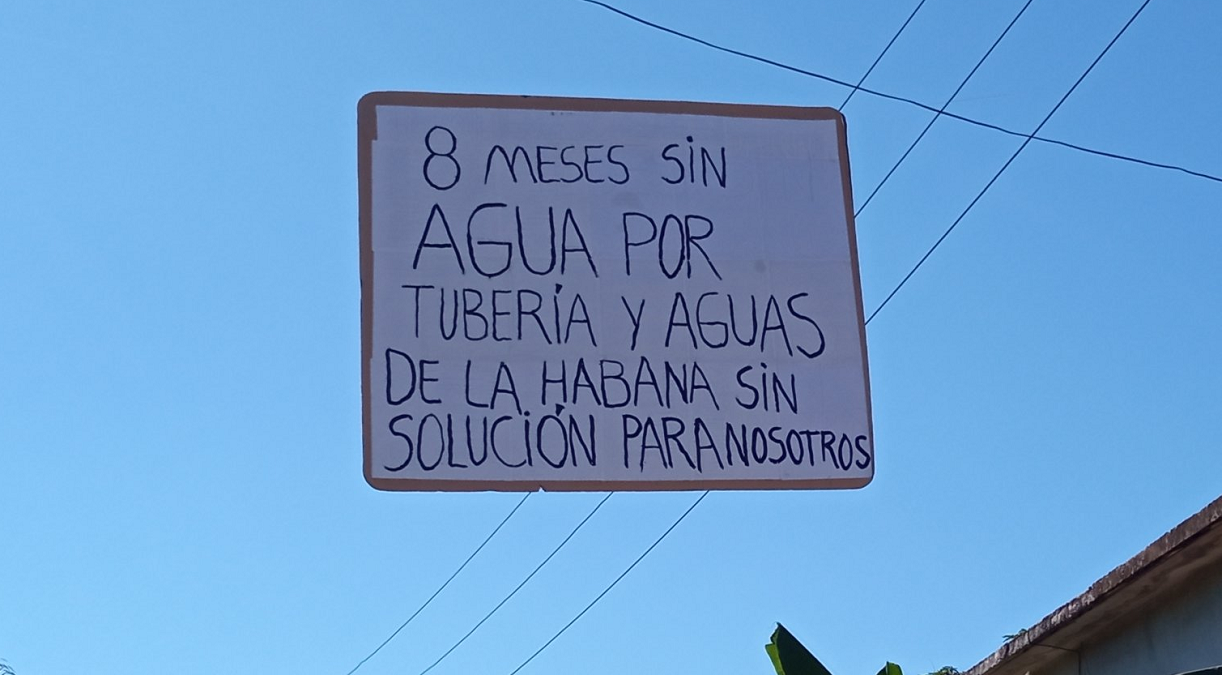 La Habana: Comunidad protesta con carteles tras ocho meses sin agua