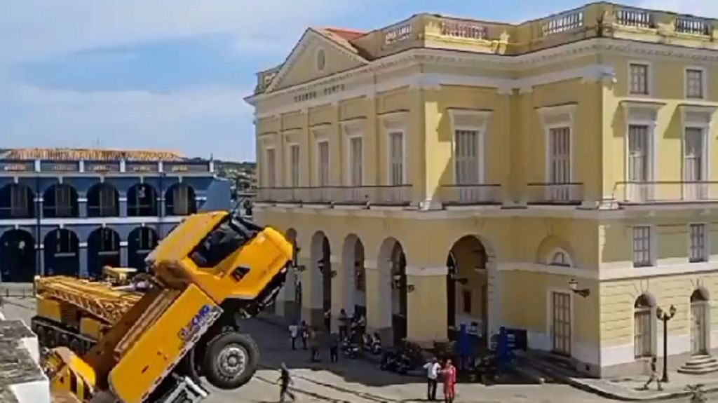 Matanzas: Levantan grúa volcada en plaza del centro histórico