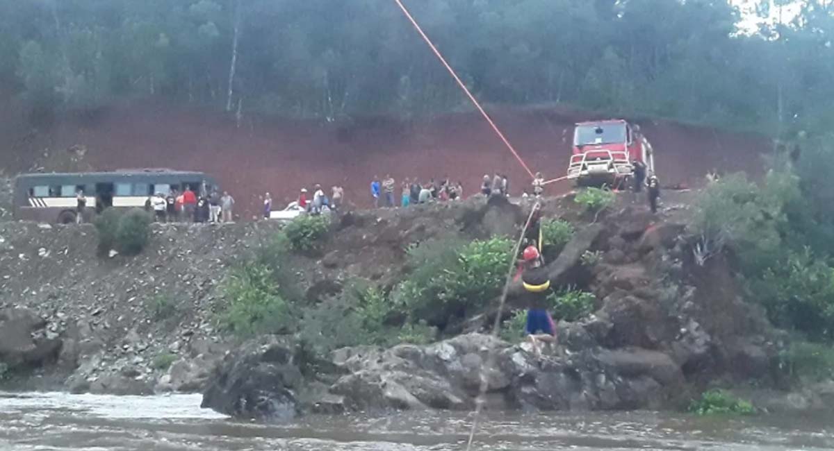 Holguín: Rescatan a una decena de personas atrapadas en un río