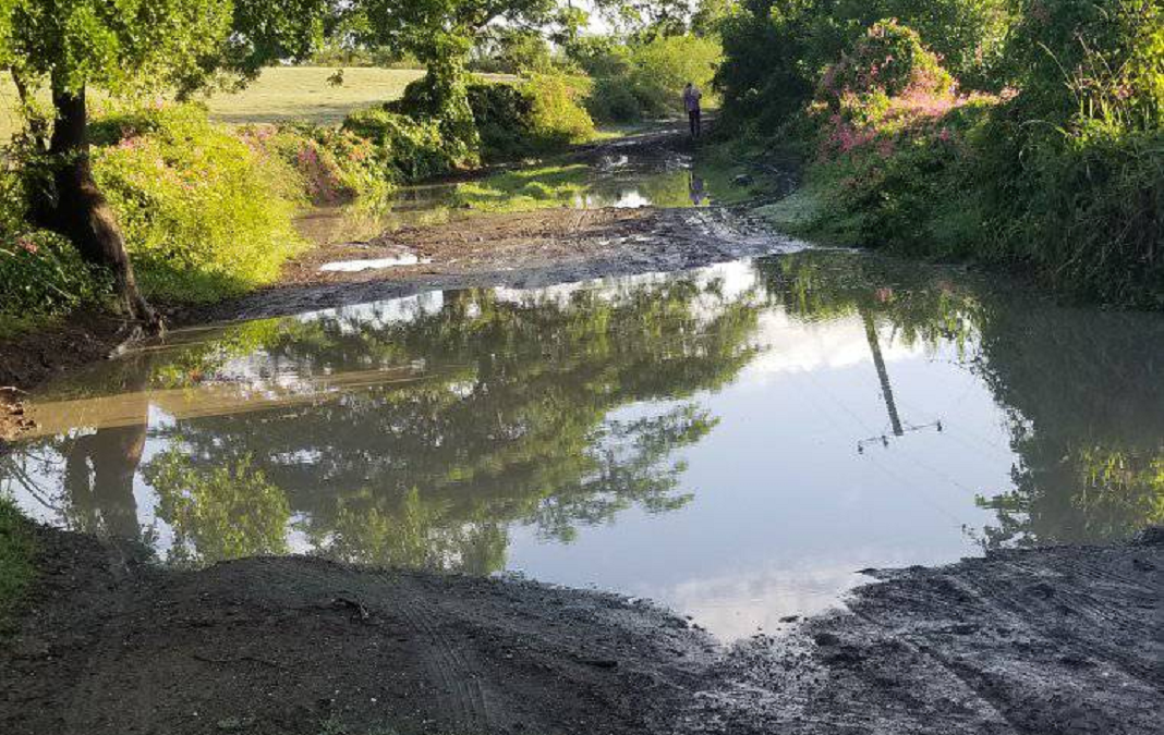 Por esta carretera deben pasar los niños para llegar a la escuela en Holguín