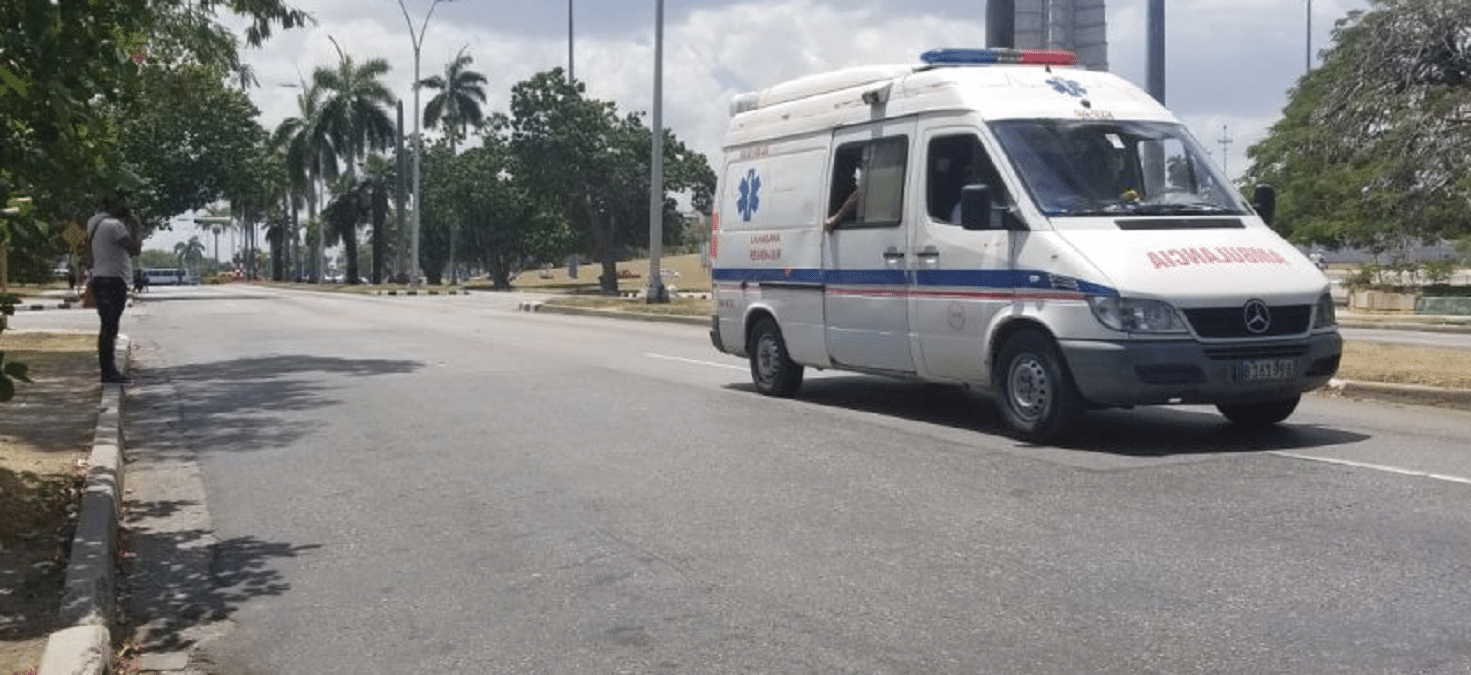 Cubana denuncia escasez de ambulancia para llevar a su padre enfermo al hospital