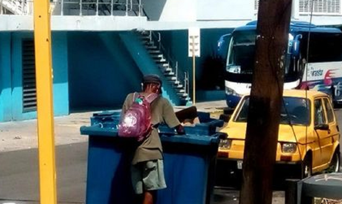La Habana: Cubano busca en la basura algo para alimentarse cerca de un hotel
