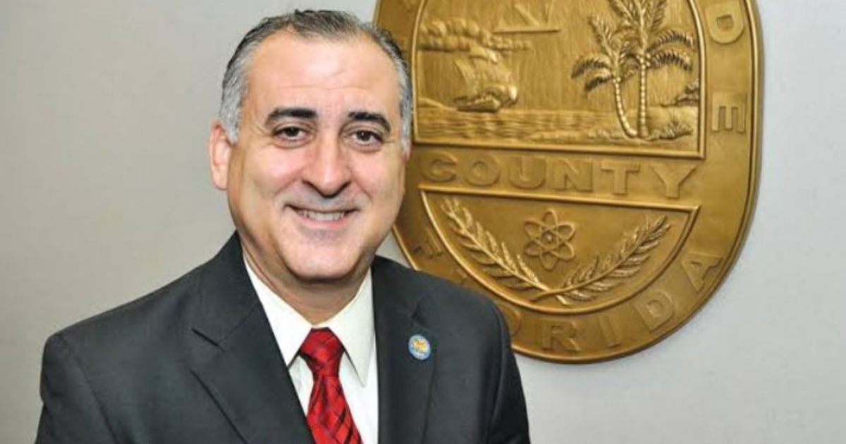 El alcalde de Hialeah ha sido demandado por uno de sus concejales.