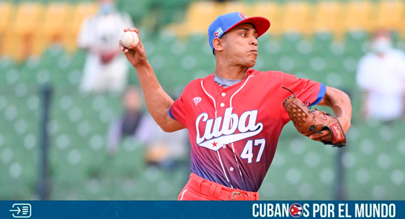 El pitcher cubano Yeudis Reyes abandonó a la selección nacional de la isla en Puerto Rico, según informó en sus redes sociales hace minutos el periodista cubano especializado en béisbol, Francys Romero.