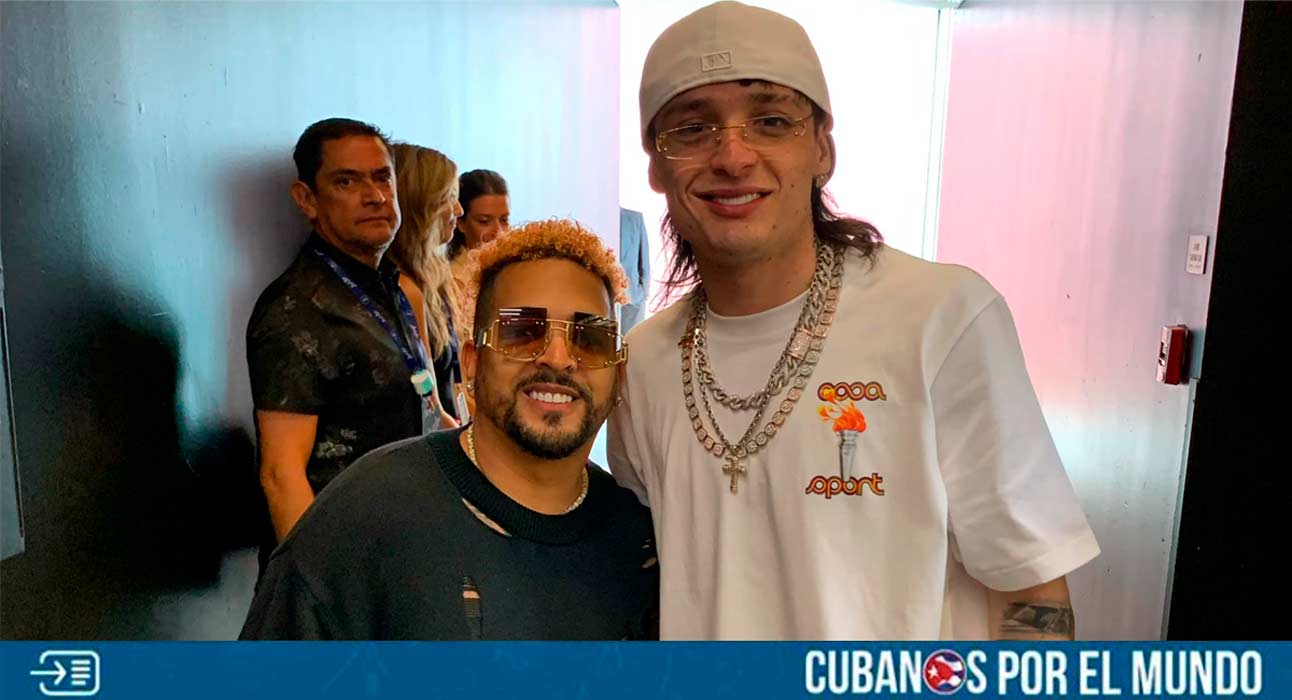 Usuarios en las redes sociales criticaron al cantante cubano Yulien Oviedo después de que jineteara una foto con el artista mexicano Peso Pluma y la publicara en su perfil de Facebook.