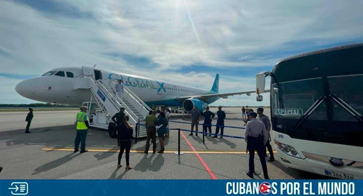 El octavo vuelo de deportación en lo que va de año aterrizó este jueves en La Habana tras partir del aeropuerto de Miami, regresando a un total de 37 cubanos que intentaron ingresar a los Estados Unidos de forma irregular.