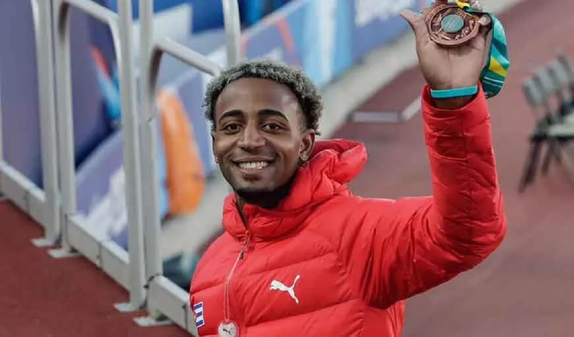 Medallista de bronce panamericano abandona a la delegación cubana en Chile