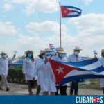Mientras en la isla comunista, los cubanos de a pie se quejan por la ausencia de médicos, sumado a los hospitales en precarias condiciones, la dictadura castrista sigue lucrando con el dolor del pueblo y enviara a 88 galenos cubanos esclavos a Honduras a principios de 2024.