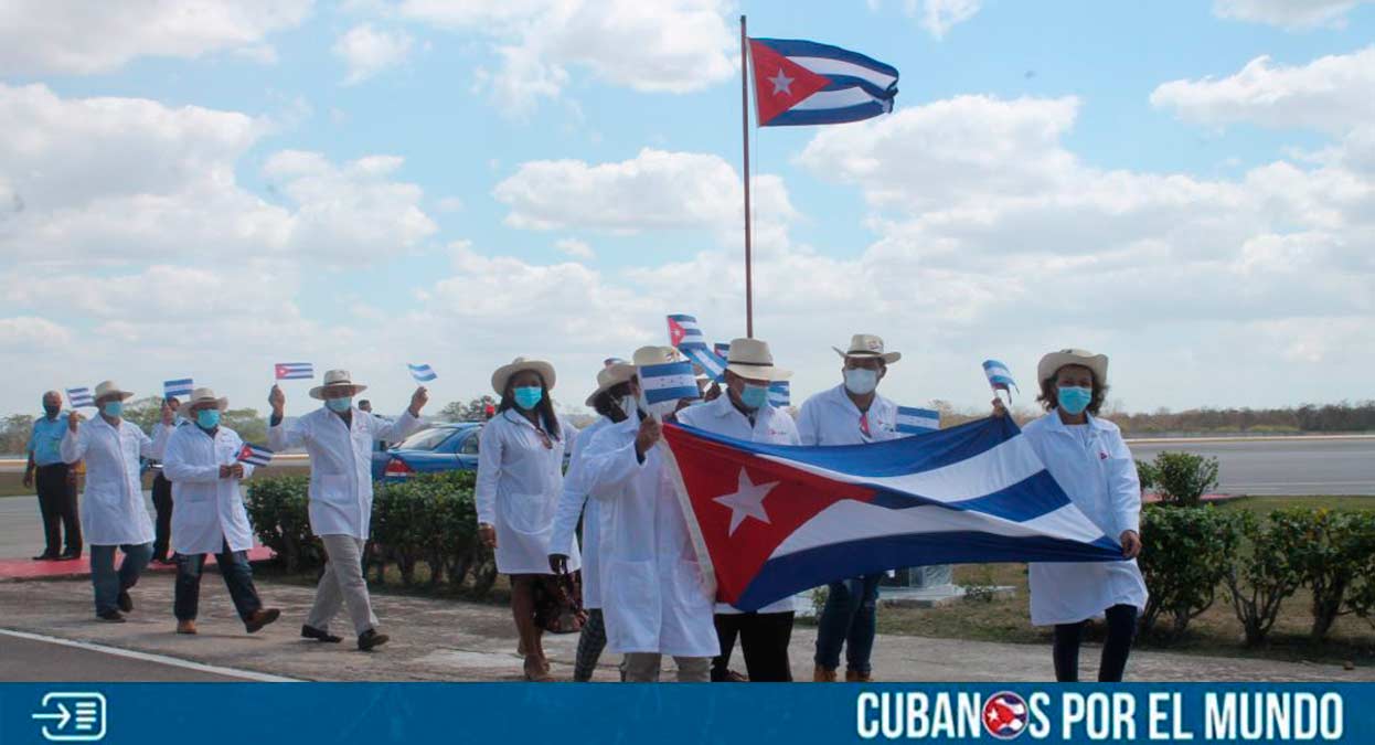Mientras en la isla comunista, los cubanos de a pie se quejan por la ausencia de médicos, sumado a los hospitales en precarias condiciones, la dictadura castrista sigue lucrando con el dolor del pueblo y enviara a 88 galenos cubanos esclavos a Honduras a principios de 2024.