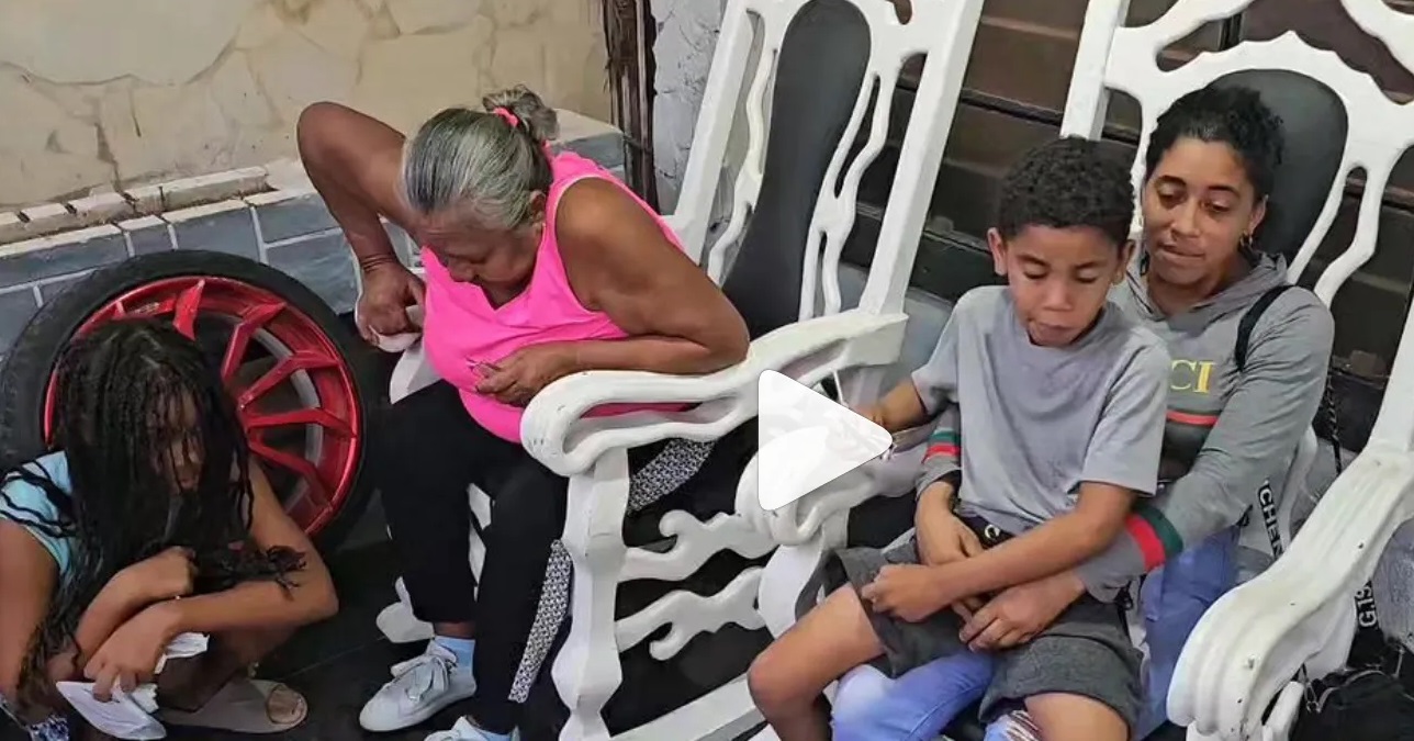 Humorista cubano entrega casa a madre con dos hijos que vivían en precarias condiciones