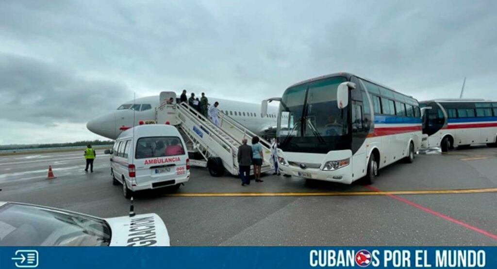 Este jueves, un total de 31 cubanos que habían intentado entrar sin permiso a Estados Unidos fueron devueltos a la isla en un avión que aterrizó en el Aeropuerto Internacional José Martí de La Habana. Se trata del noveno vuelo de deportación que realiza Estados Unidos en 2023.