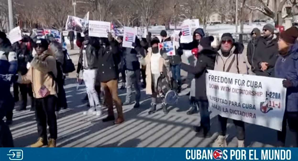 Un grupo de cubanos se congregó este miércoles 17 de enero frente a la Casa Blanca en Washington D.C. para pedir un cambio de su I-220A (Orden de Libertad Bajo Palabra) por un estatus de parole que les dé la opción de solicitar la residencia permanente en Estados Unidos mediante la Ley de Ajuste Cubano (CAA, siglas inglés).