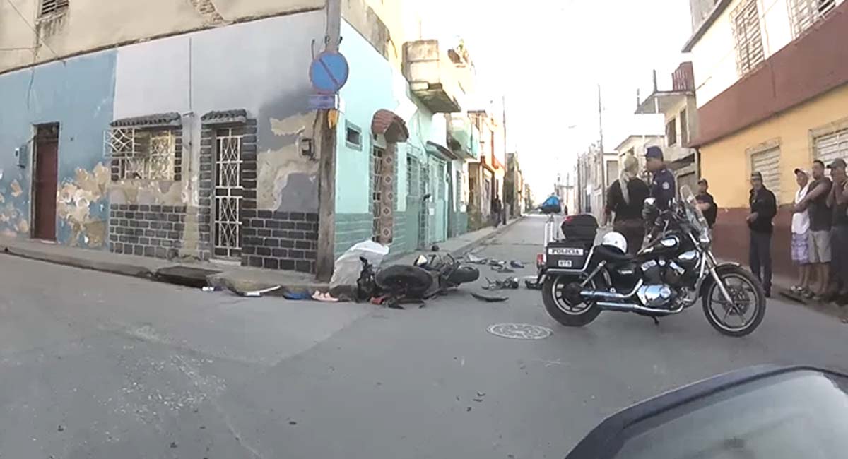 Accidente en Holguín: Moto eléctrica con tres pasajeros chocó contra una camioneta