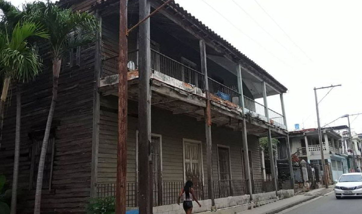 Cubanos exigen la restauración de la única casa de madera biplanta que queda con mucho valor histórico en el Cerro