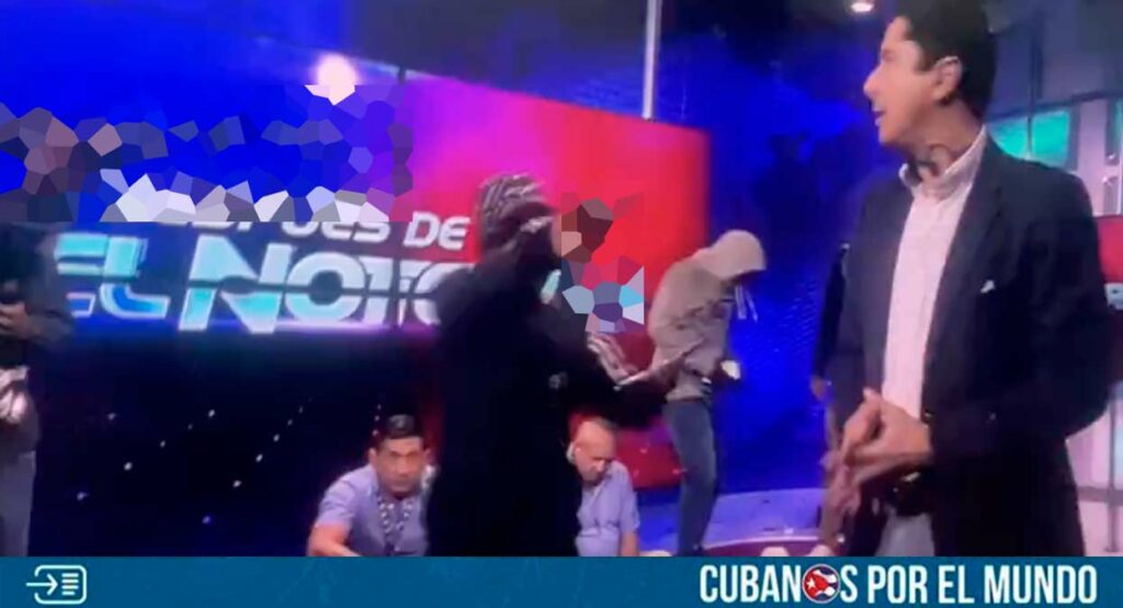 Un grupo de delincuentes con el rostro cubierto y armados irrumpió este martes en las instalaciones del canal de televisión TC, ubicado en Guayaquil, en Ecuador, y agredió a su personal mientras se transmitía en vivo el programa.