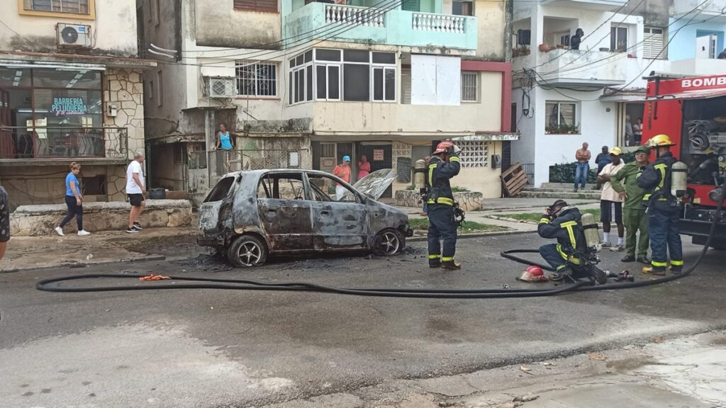 Reportan incendio de un vehículo en el Vedado