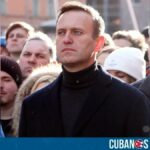 Alexei Navalny, reconocido por su lucha contra la corrupción oficial y liderazgo en protestas contra el Kremlin, falleció el viernes en una colonia penal ártica, donde cumplía una condena de 19 años, según el servicio penitenciario de Rusia.