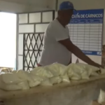 Las redes sociales se han inundado con videos y mensajes de madres desesperadas por la escasez de leche, mostrando a niños llorando y pidiendo leche.