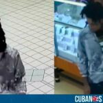 El Departamento de Policía de Sanford en Florida emitió una alerta en la que solicita la colaboración de la comunidad para la identificación de un individuo que sustrajo una bandeja de cadenas de oro cubanas de una joyería.