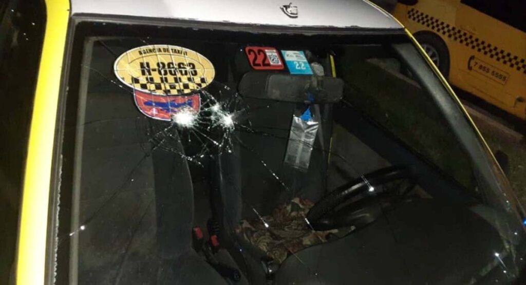 Delincuentes lanzan piedras a un taxi en carretera de La Habana
