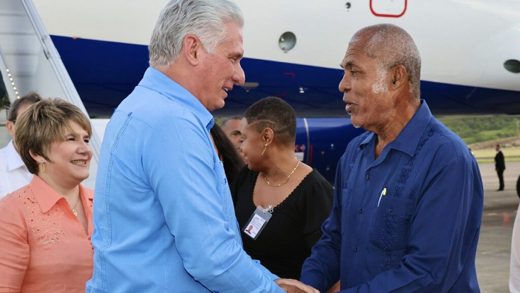 Después de gira municipal, Canel viaja con la Machi a otra Cumbre